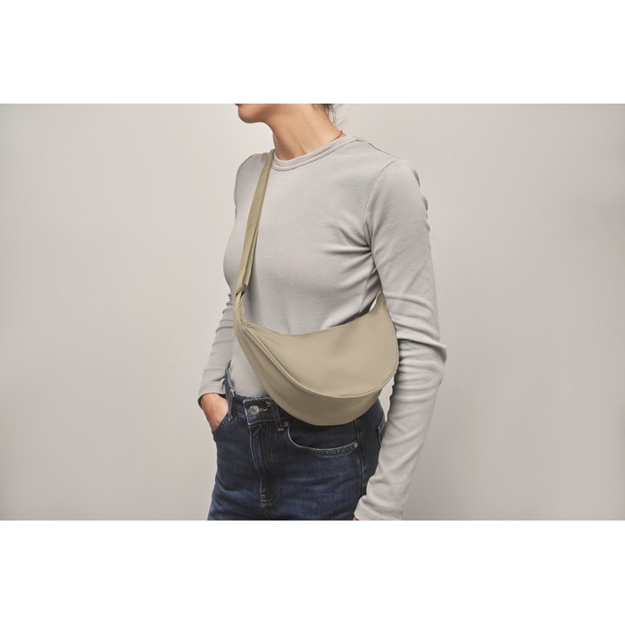 Bolsa bandolera cruzada de RPET con un bolsillo principal color marfil vista fotografía septima vista Bolsa bandolera cruzada de RPET con un bolsillo principal color marfil vista fotografía septima vista