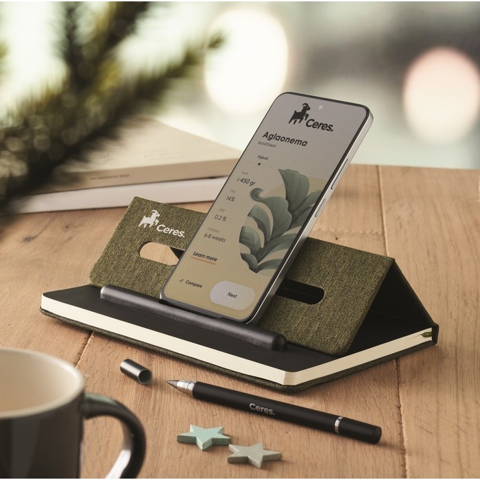 Libreta de tapa dura con función de soporte para móvil A5 papel a rayas color verde oscuro vista bodegón principal Libreta de tapa dura con función de soporte para móvil A5 papel a rayas color verde oscuro vista bodegón principal