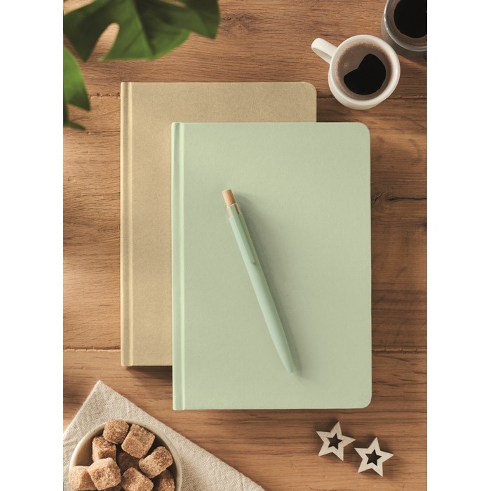 Libreta hecha de caña de azúcar de tapa dura A5 papel a rayas color verde menta vista bodegón Libreta hecha de caña de azúcar de tapa dura A5 papel a rayas color verde menta vista bodegón