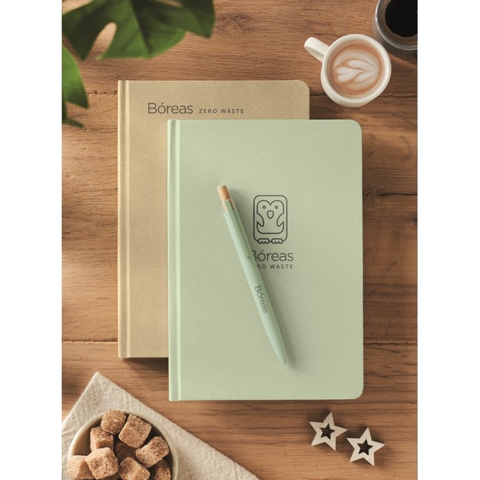 Libreta hecha de caña de azúcar de tapa dura A5 papel a rayas color verde menta vista bodegón principal Libreta hecha de caña de azúcar de tapa dura A5 papel a rayas color verde menta vista bodegón principal