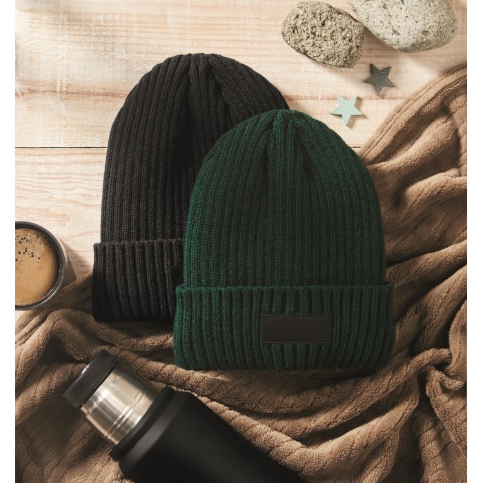 Gorro de punto unisex en varios colores con parche para personalizar color verde oscuro vista bodegón
