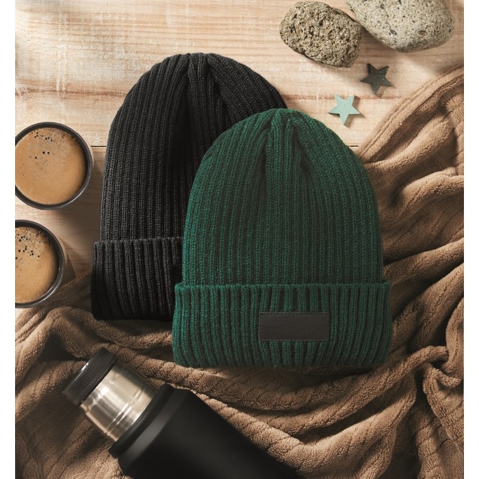 Gorro de punto unisex en varios colores con parche para personalizar color verde oscuro segunda vista bodegón
