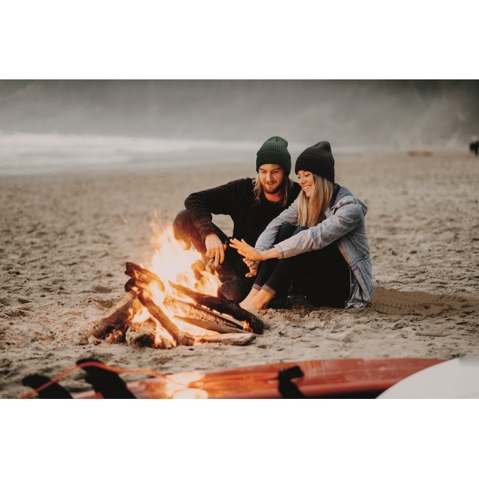 Gorro de punto unisex en varios colores con parche para personalizar color verde oscuro tercera vista bodegón