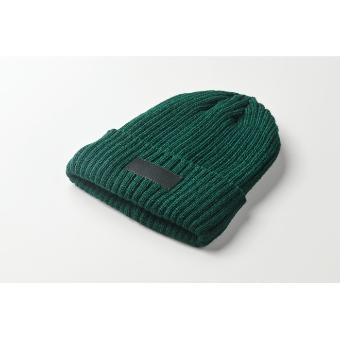 Gorro de punto unisex en varios colores con parche para personalizar color verde oscuro vista fotografía tercera vista