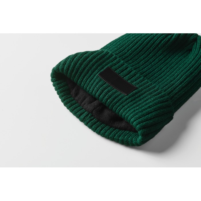 Gorro de punto unisex en varios colores con parche para personalizar color verde oscuro vista fotografía cuarta vista