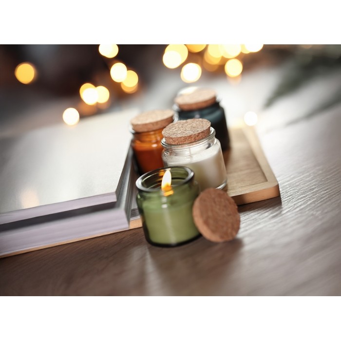 Vela de cera vegetal con aroma a vainilla y tapa de corcho color beige segunda vista bodegón Vela de cera vegetal con aroma a vainilla y tapa de corcho color beige segunda vista bodegón