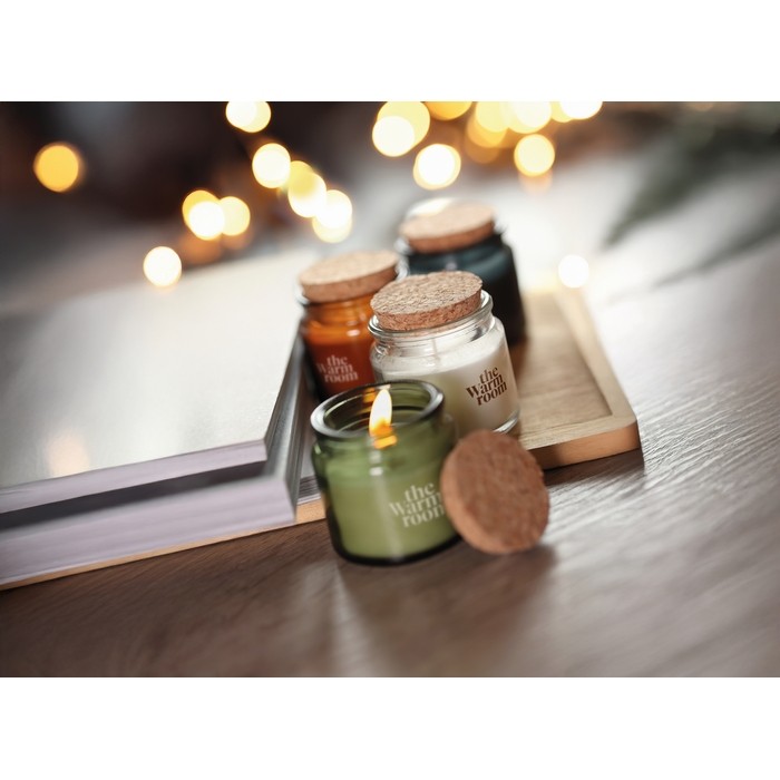 Vela de cera vegetal con aroma a vainilla y tapa de corcho color beige segunda vista bodegón 2 Vela de cera vegetal con aroma a vainilla y tapa de corcho color beige segunda vista bodegón 2