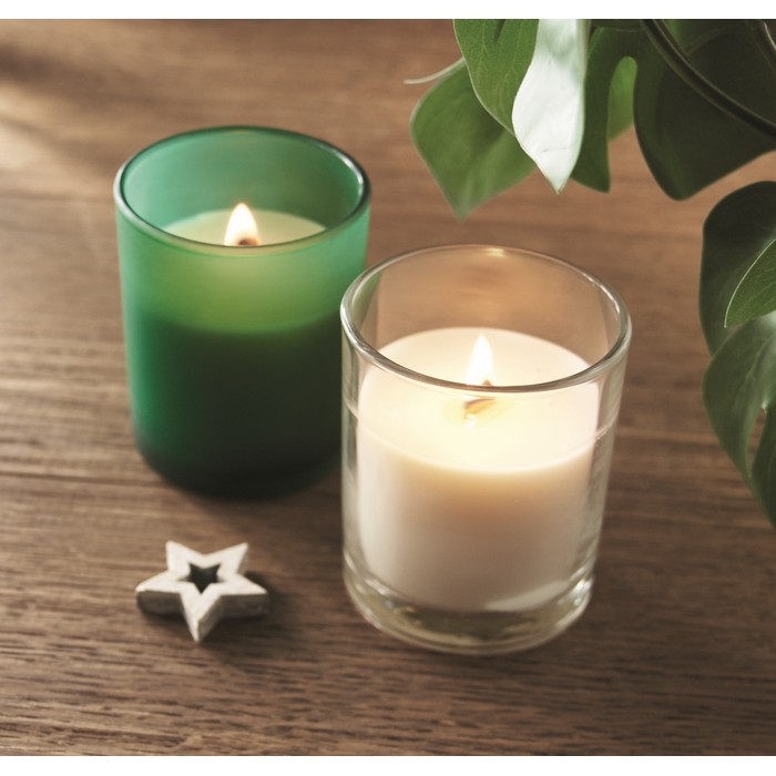 Vela con aroma a vainilla de cera vegetal y mecha de madera color burdeos vista bodegón Vela con aroma a vainilla de cera vegetal y mecha de madera color burdeos vista bodegón