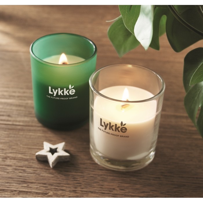 Vela con aroma a vainilla de cera vegetal y mecha de madera color burdeos vista bodegón principal Vela con aroma a vainilla de cera vegetal y mecha de madera color burdeos vista bodegón principal