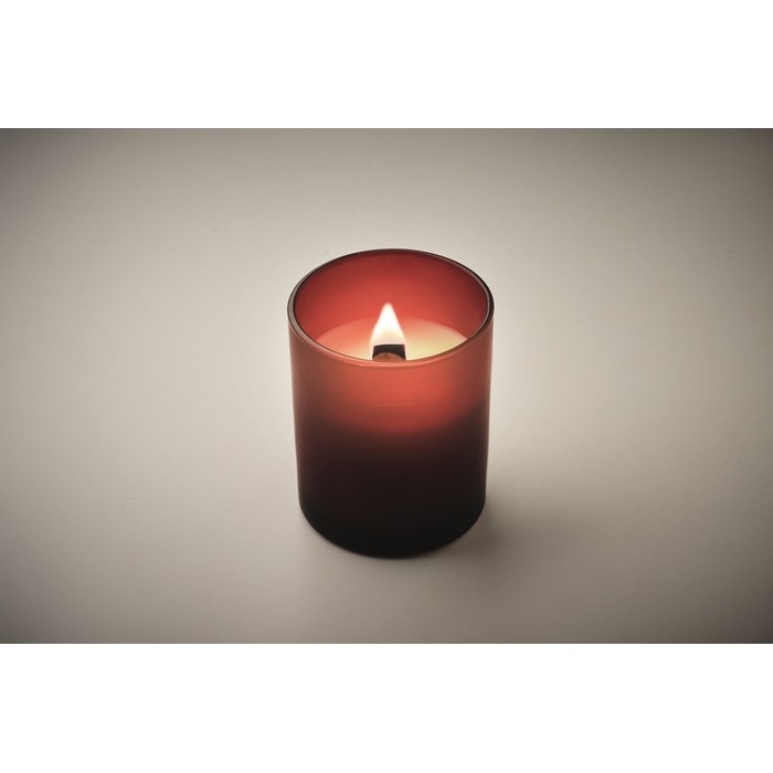 Vela con aroma a vainilla de cera vegetal y mecha de madera color burdeos vista fotografía tercera vista Vela con aroma a vainilla de cera vegetal y mecha de madera color burdeos vista fotografía tercera vista