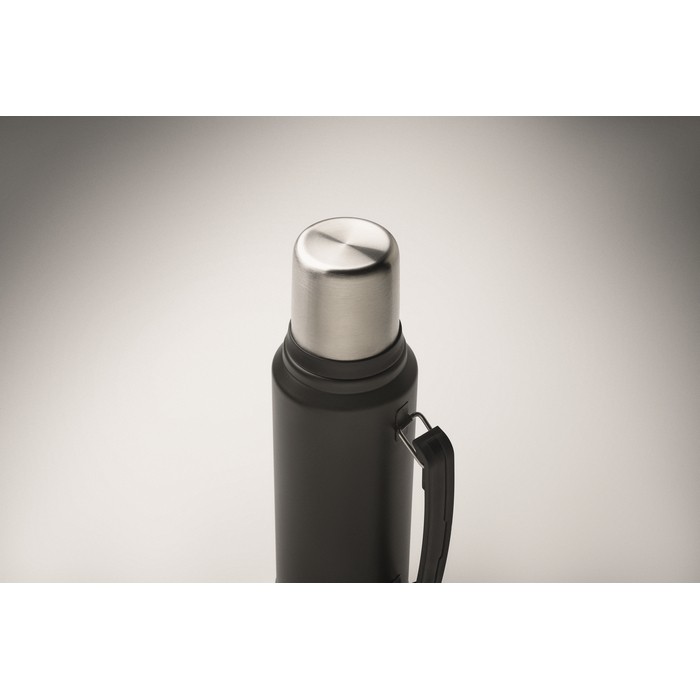 Termo de acero inoxidable reciclado con 1 vaso y asa lateral 1L color negro vista fotografía tercera vista