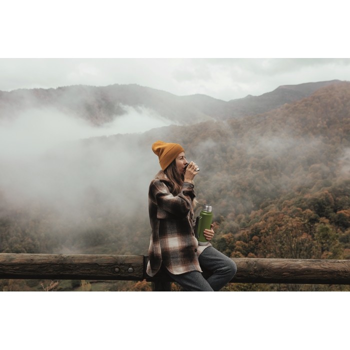 Termo de acero inoxidable reciclado con 1 vaso y asa lateral 1L color verde oscuro vista bodegón