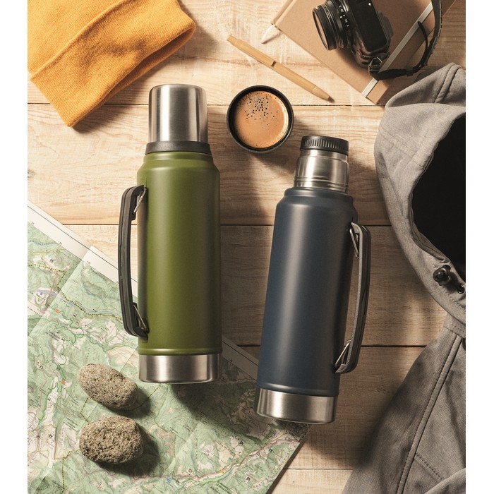 Termo de acero inoxidable reciclado con 1 vaso y asa lateral 1L color verde oscuro segunda vista bodegón