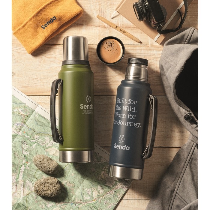 Termo de acero inoxidable reciclado con 1 vaso y asa lateral 1L color verde oscuro segunda vista bodegón 2