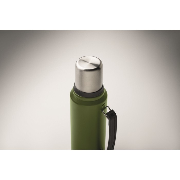Termo de acero inoxidable reciclado con 1 vaso y asa lateral 1L color verde oscuro vista fotografía tercera vista