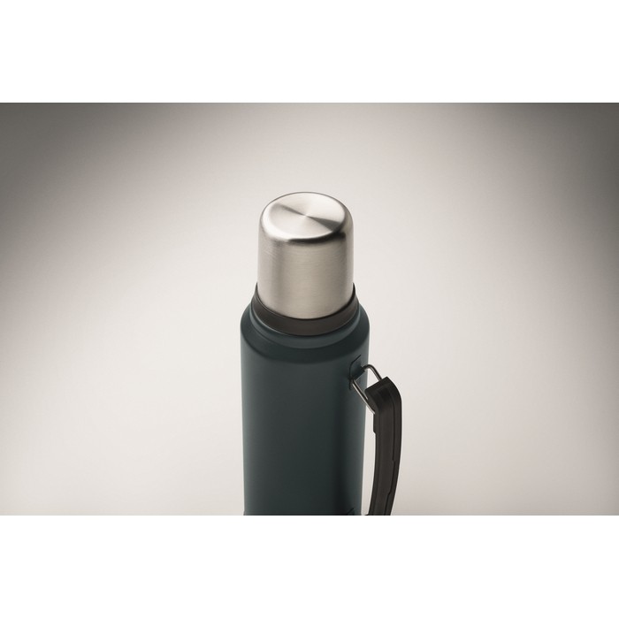 Termo de acero inoxidable reciclado con 1 vaso y asa lateral 1L color azul marino vista fotografía tercera vista