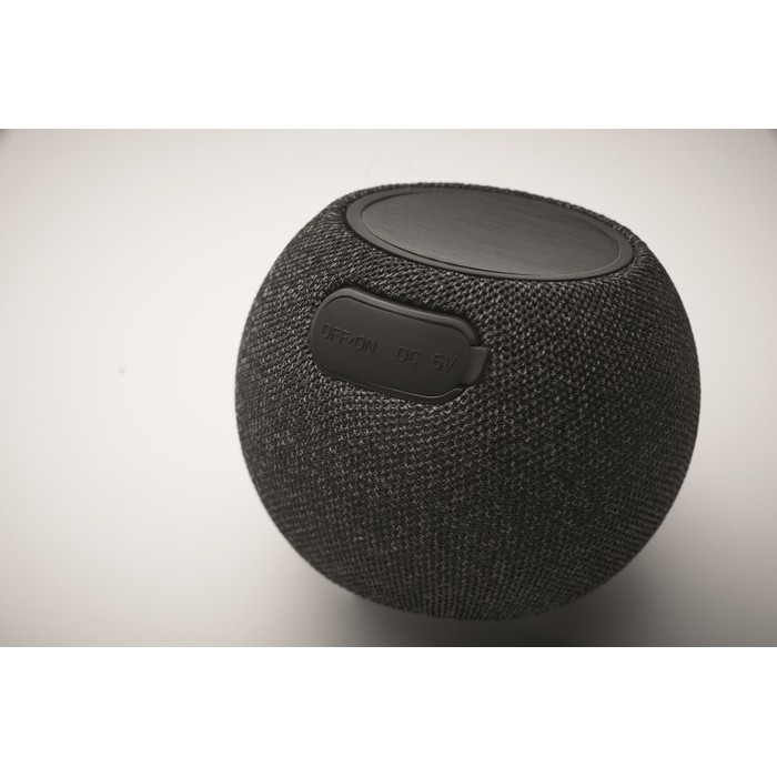 Altavoz redondo con detalle de bambú negro en parte superior color negro vista fotografía cuarta vista Altavoz redondo con detalle de bambú negro en parte superior color negro vista fotografía cuarta vista