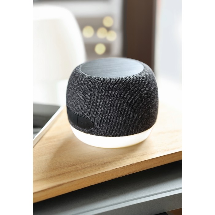 Pequeño altavoz inalámbrico de RPET y detalle de bambú negro color negro vista bodegón Pequeño altavoz inalámbrico de RPET y detalle de bambú negro color negro vista bodegón