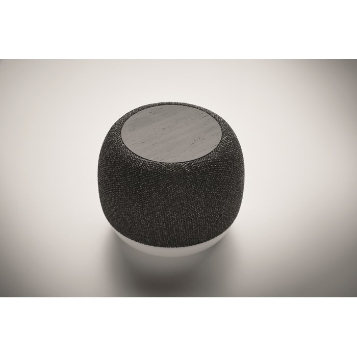 Pequeño altavoz inalámbrico de RPET y detalle de bambú negro color negro vista fotografía tercera vista Pequeño altavoz inalámbrico de RPET y detalle de bambú negro color negro vista fotografía tercera vista