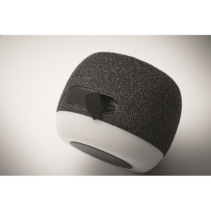 Pequeño altavoz inalámbrico de RPET y detalle de bambú negro color negro vista fotografía cuarta vista Pequeño altavoz inalámbrico de RPET y detalle de bambú negro color negro vista fotografía cuarta vista