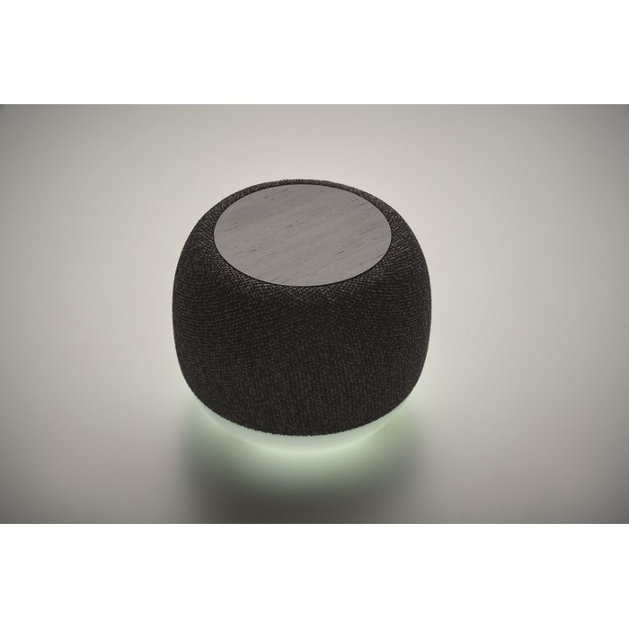 Pequeño altavoz inalámbrico de RPET y detalle de bambú negro color negro vista fotografía Pequeño altavoz inalámbrico de RPET y detalle de bambú negro color negro vista fotografía