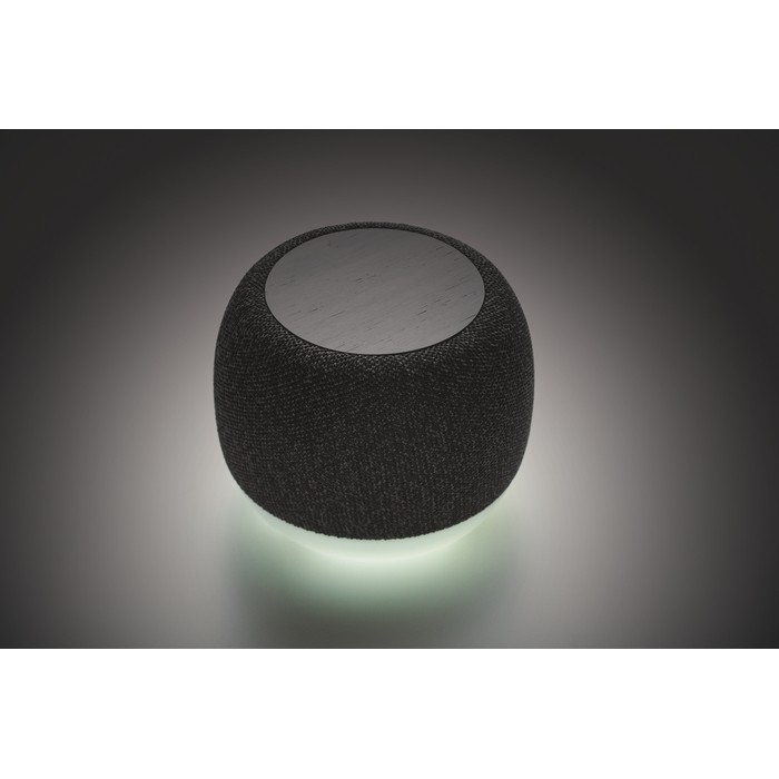 Pequeño altavoz inalámbrico de RPET y detalle de bambú negro color negro segunda vista fotografía Pequeño altavoz inalámbrico de RPET y detalle de bambú negro color negro segunda vista fotografía