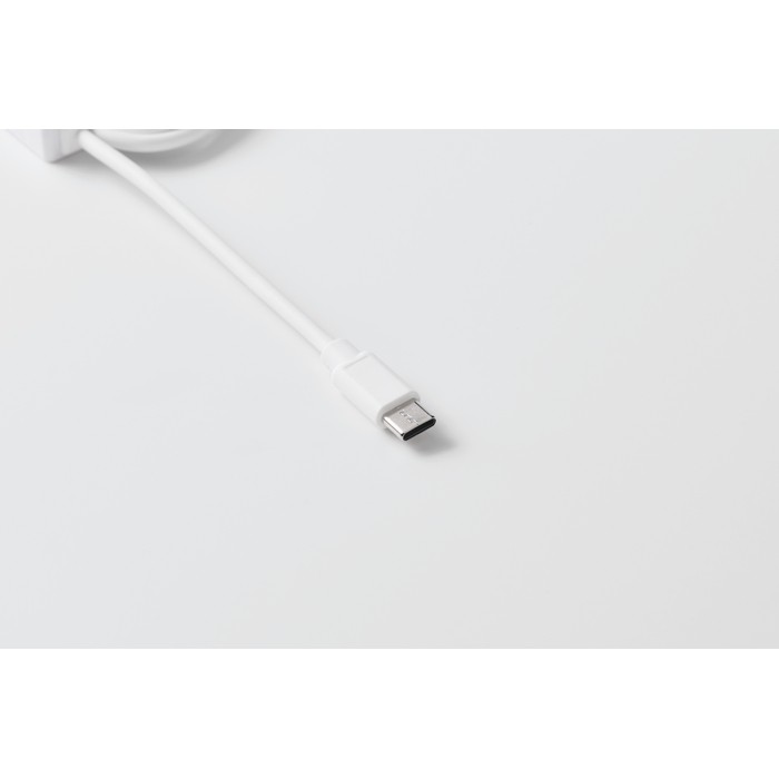 Llavero con distintos cables de carga con distintas salidas color blanco vista fotografía Llavero con distintos cables de carga con distintas salidas color blanco vista fotografía