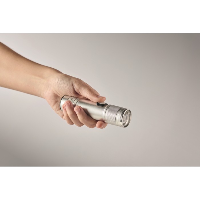 Linterna de aluminio reciclado extensible con 3 ajustes de luz y zoom color plateado mate vista fotografía cuarta vista Linterna de aluminio reciclado extensible con 3 ajustes de luz y zoom color plateado mate vista fotografía cuarta vista