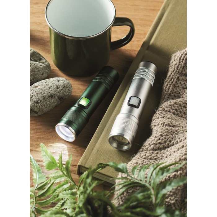 Linterna de aluminio reciclado extensible con 3 ajustes de luz y zoom color plateado mate vista bodegón Linterna de aluminio reciclado extensible con 3 ajustes de luz y zoom color plateado mate vista bodegón