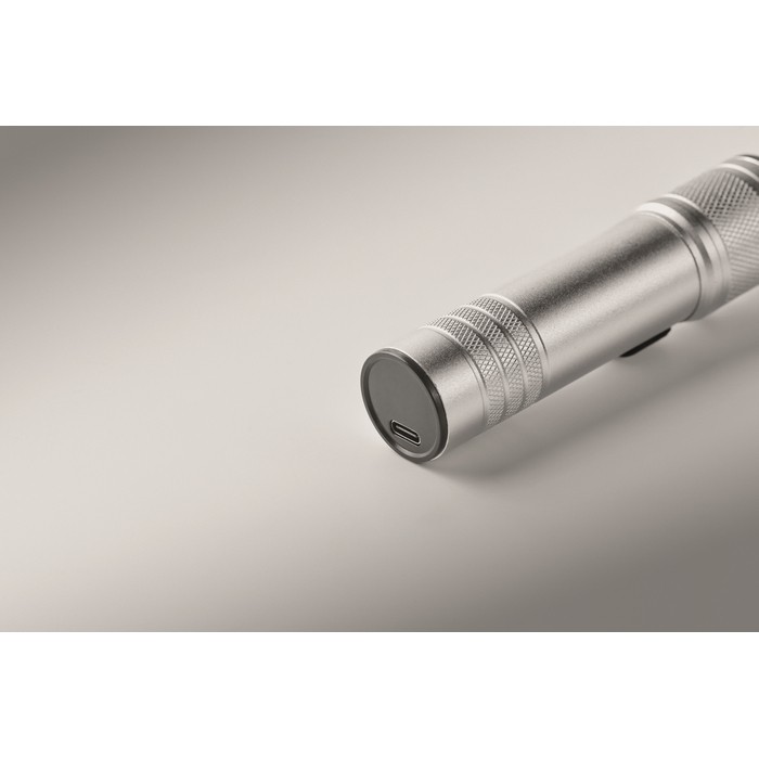 Linterna de aluminio reciclado extensible con 3 ajustes de luz y zoom color plateado mate vista fotografía quinta vista Linterna de aluminio reciclado extensible con 3 ajustes de luz y zoom color plateado mate vista fotografía quinta vista