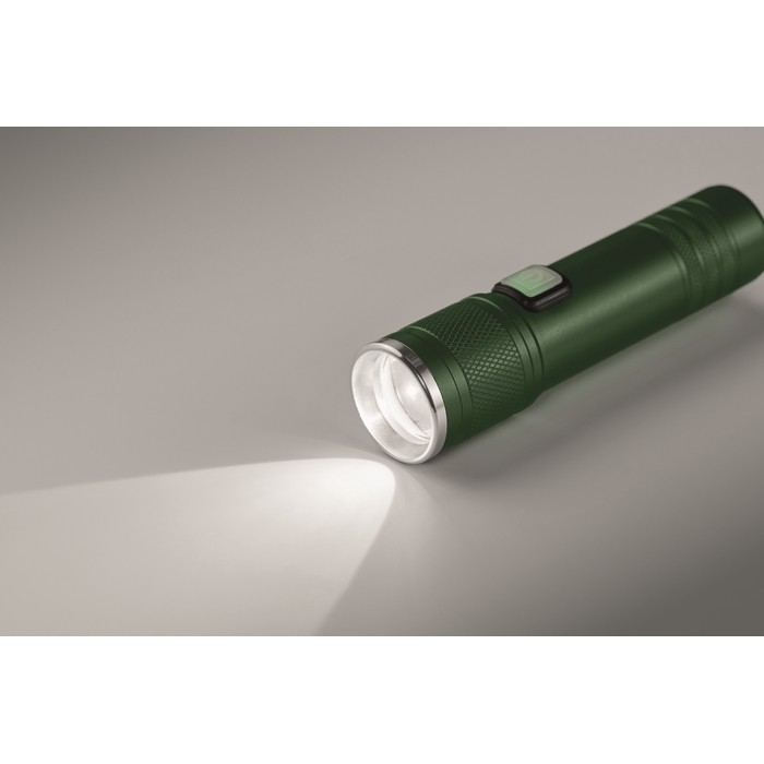 Linterna de aluminio reciclado extensible con 3 ajustes de luz y zoom color verde oscuro vista fotografía tercera vista Linterna de aluminio reciclado extensible con 3 ajustes de luz y zoom color verde oscuro vista fotografía tercera vista