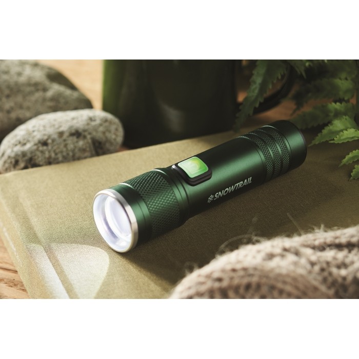 Linterna de aluminio reciclado extensible con 3 ajustes de luz y zoom color verde oscuro vista bodegón principal Linterna de aluminio reciclado extensible con 3 ajustes de luz y zoom color verde oscuro vista bodegón principal