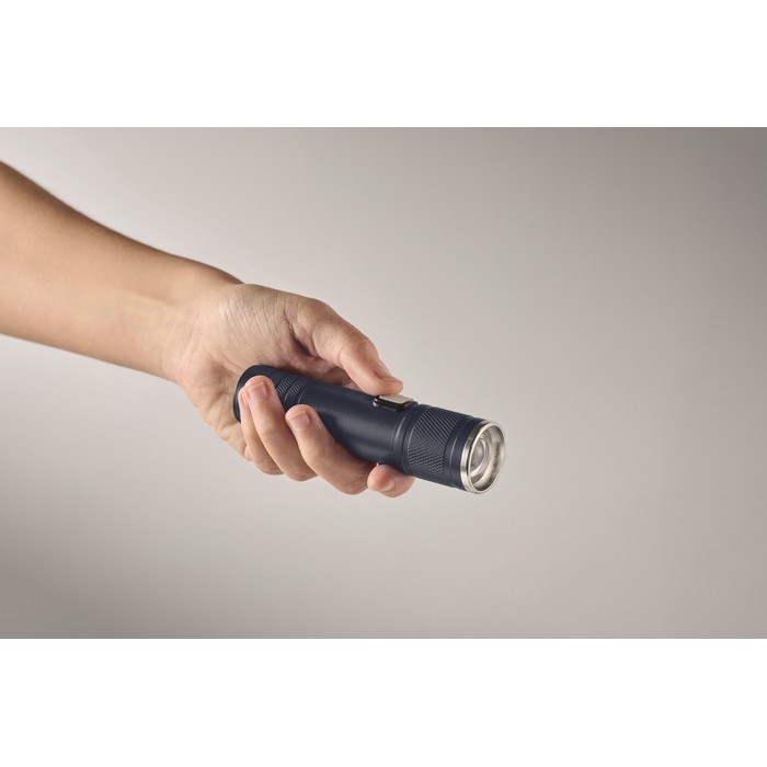 Linterna de aluminio reciclado extensible con 3 ajustes de luz y zoom color azul marino vista fotografía cuarta vista Linterna de aluminio reciclado extensible con 3 ajustes de luz y zoom color azul marino vista fotografía cuarta vista