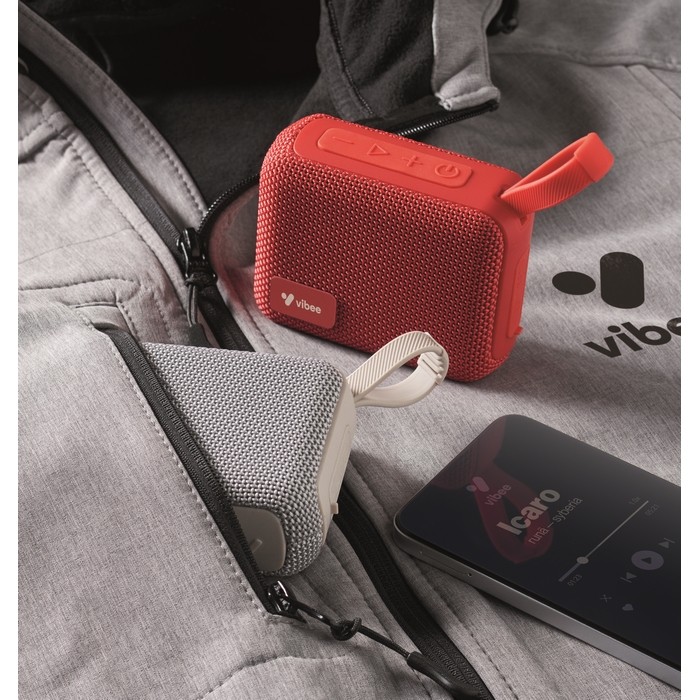 Pequeño altavoz inalámbrico con asa a juego para transporte color rojo vista bodegón principal Pequeño altavoz inalámbrico con asa a juego para transporte color rojo vista bodegón principal