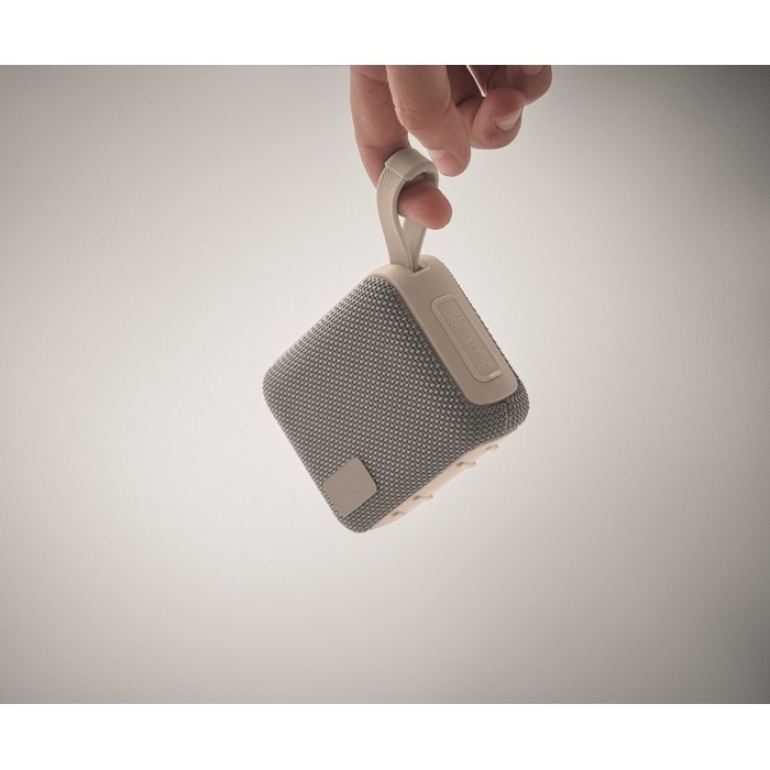 Pequeño altavoz inalámbrico con asa a juego para transporte color gris vista fotografía tercera vista Pequeño altavoz inalámbrico con asa a juego para transporte color gris vista fotografía tercera vista