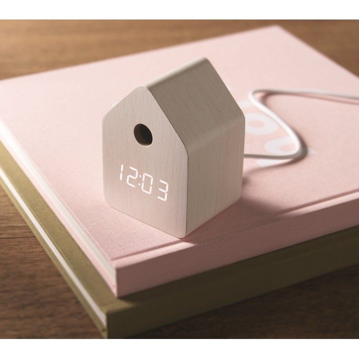 Reloj pequeño de sobremesa con alarma en forma de casa de pájaro color blanco vista bodegón Reloj pequeño de sobremesa con alarma en forma de casa de pájaro color blanco vista bodegón