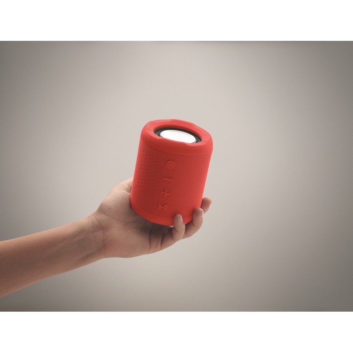 Pequeño altavoz inalámbrico de tejido RPET de 3hs de reproducción color rojo vista fotografía tercera vista Pequeño altavoz inalámbrico de tejido RPET de 3hs de reproducción color rojo vista fotografía tercera vista