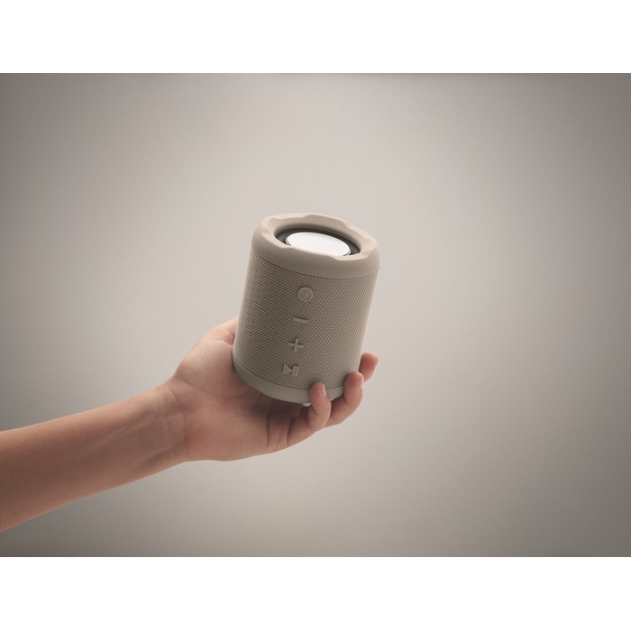 Pequeño altavoz inalámbrico de tejido RPET de 3hs de reproducción color gris vista fotografía tercera vista Pequeño altavoz inalámbrico de tejido RPET de 3hs de reproducción color gris vista fotografía tercera vista