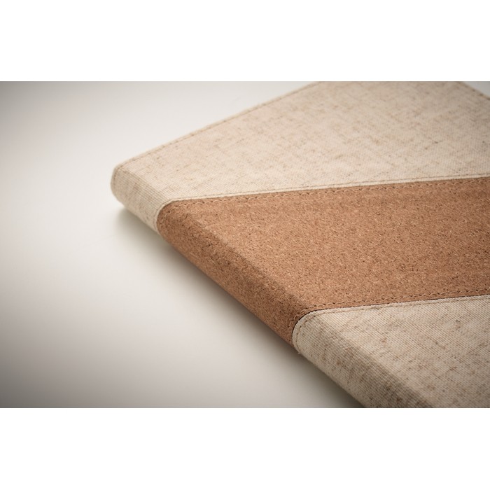 Libreta con detalles de corcho y algodón y cargador inalámbrico A5 color beige vista fotografía cuarta vista