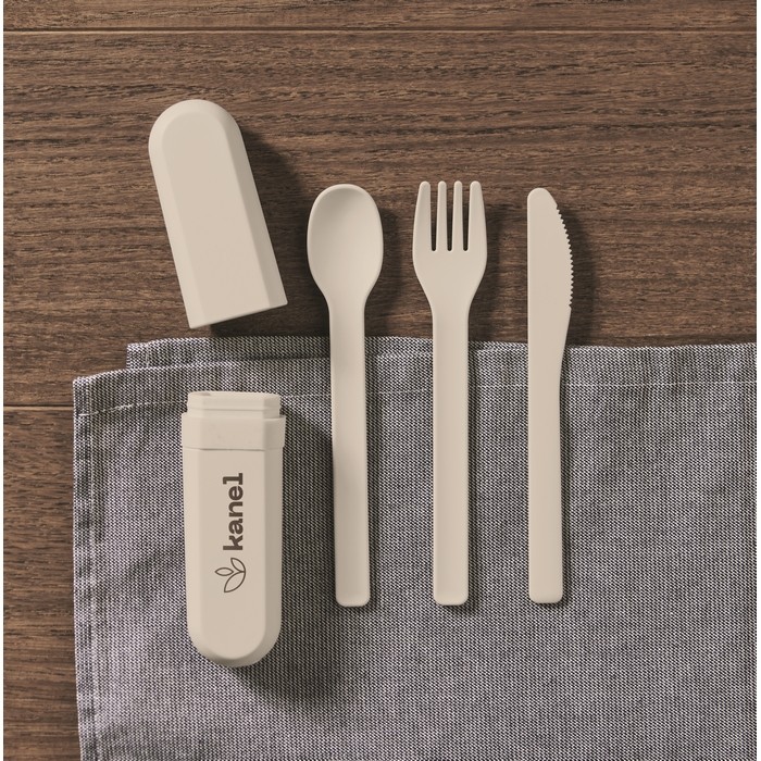 Set de 3 cubiertos reutilizables y sostenibles en estuche a juego color beige vista bodegón principal Set de 3 cubiertos reutilizables y sostenibles en estuche a juego color beige vista bodegón principal