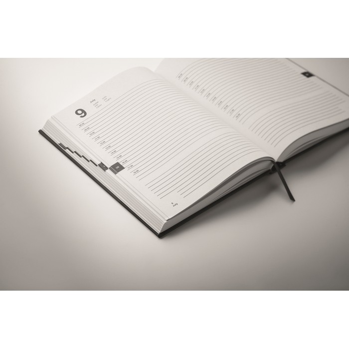 Libreta con agenda perpetuo de vista diaria con marca página a juego A5 color negro vista fotografía Libreta con agenda perpetuo de vista diaria con marca página a juego A5 color negro vista fotografía