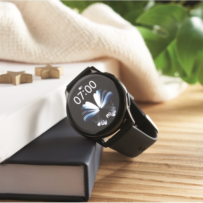 Smartwatch inalámbrico a prueba de agua con correa de silicona color negro vista bodegón Smartwatch inalámbrico a prueba de agua con correa de silicona color negro vista bodegón