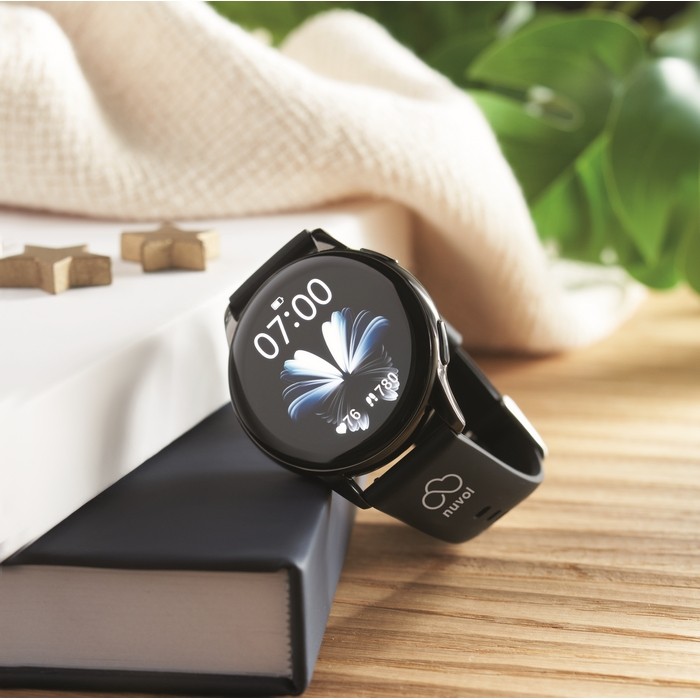 Smartwatch inalámbrico a prueba de agua con correa de silicona color negro vista bodegón principal Smartwatch inalámbrico a prueba de agua con correa de silicona color negro vista bodegón principal