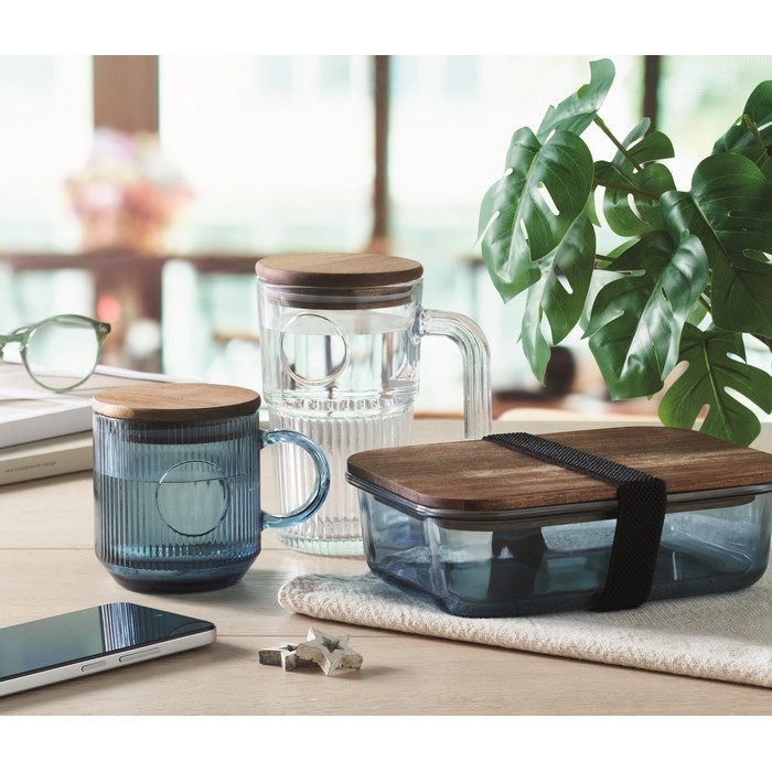 Taza original de cristal estriado con tapa de madera de acacia 300ml color azul transparente vista bodegón Taza original de cristal estriado con tapa de madera de acacia 300ml color azul transparente vista bodegón