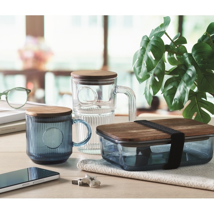 Taza original de cristal estriado con tapa de madera de acacia 300ml color azul transparente segunda vista bodegón Taza original de cristal estriado con tapa de madera de acacia 300ml color azul transparente segunda vista bodegón
