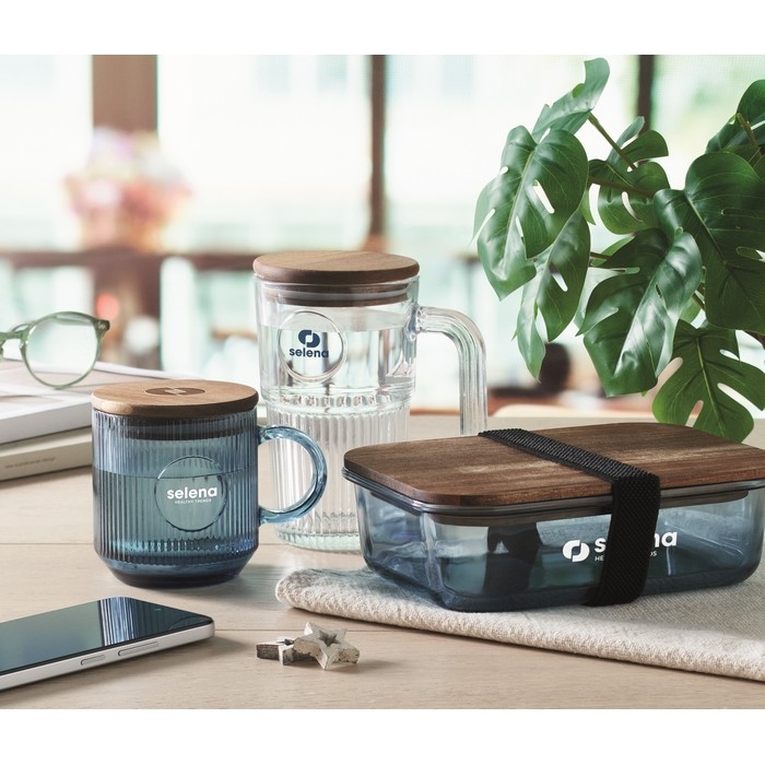 Taza original de cristal estriado con tapa de madera de acacia 300ml color azul transparente vista bodegón principal Taza original de cristal estriado con tapa de madera de acacia 300ml color azul transparente vista bodegón principal