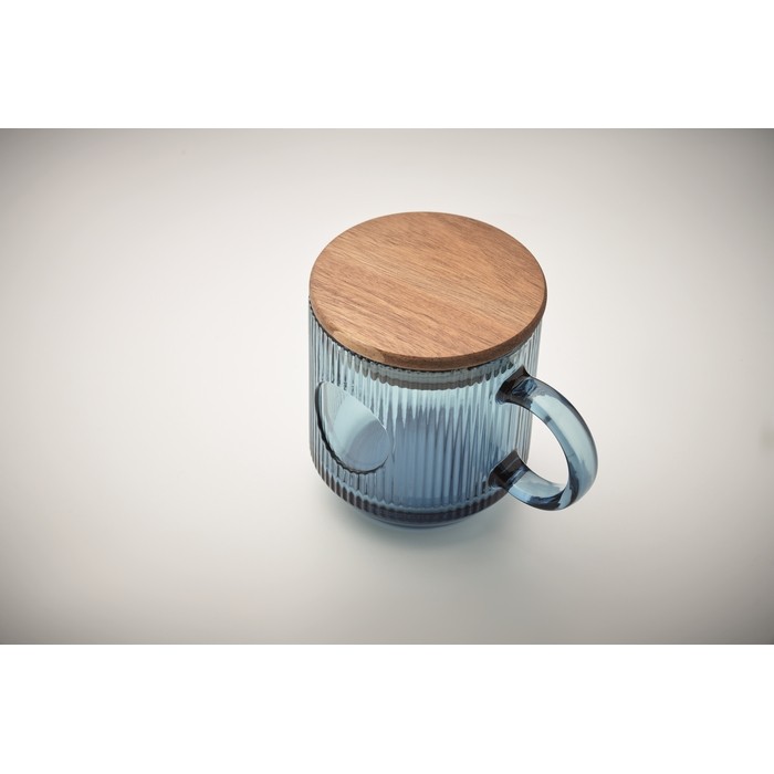 Taza original de cristal estriado con tapa de madera de acacia 300ml color azul transparente vista fotografía tercera vista Taza original de cristal estriado con tapa de madera de acacia 300ml color azul transparente vista fotografía tercera vista