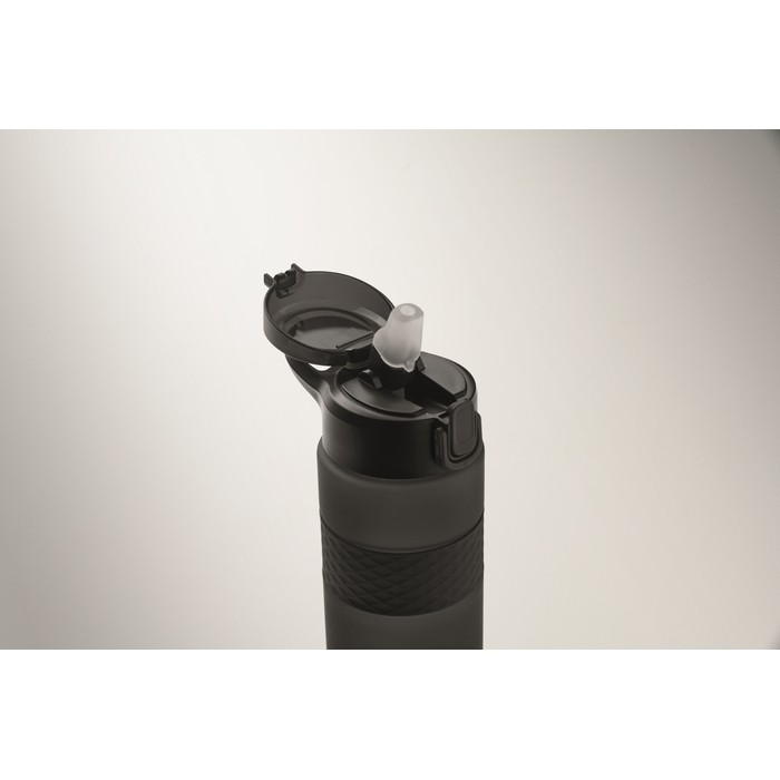 Botella de RPET con tapa abatible y pajita incluida 500ml color negro vista fotografía quinta vista Botella de RPET con tapa abatible y pajita incluida 500ml color negro vista fotografía quinta vista