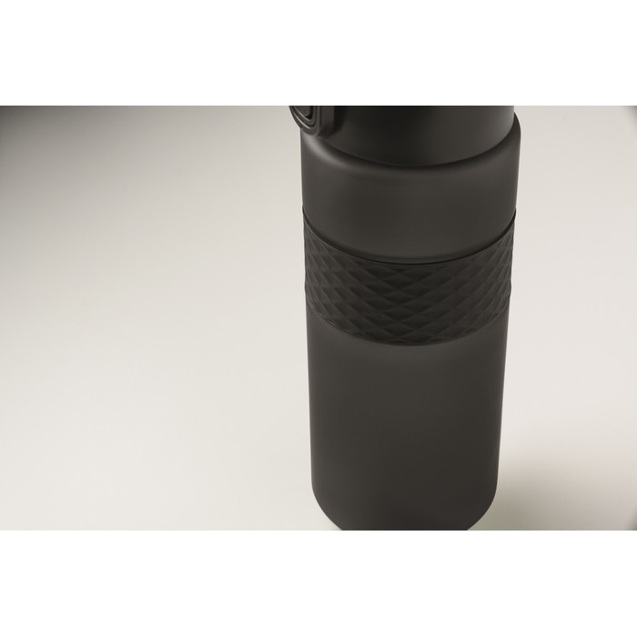 Botella de RPET con tapa abatible y pajita incluida 500ml color negro vista fotografía sexta vista Botella de RPET con tapa abatible y pajita incluida 500ml color negro vista fotografía sexta vista