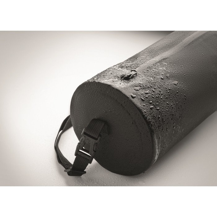 Bolsa de deporte en forma cilíndrica de RPET con tirantes desmontables color negro vista fotografía cuarta vista Bolsa de deporte en forma cilíndrica de RPET con tirantes desmontables color negro vista fotografía cuarta vista